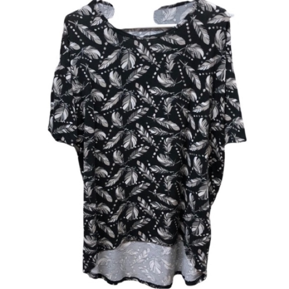 LULAROE Black And White Irma FEATHER Pattern Short Sleeve High-Low Top